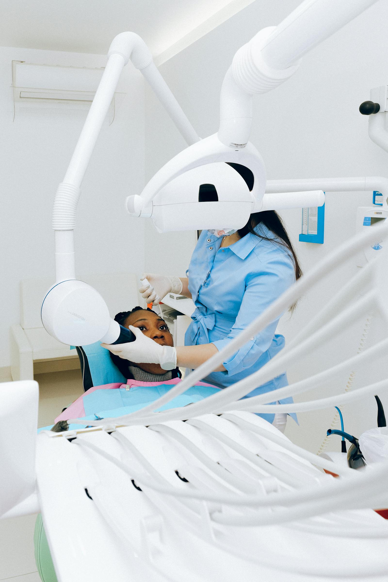 Jasny, czysty gabinet dentystyczny