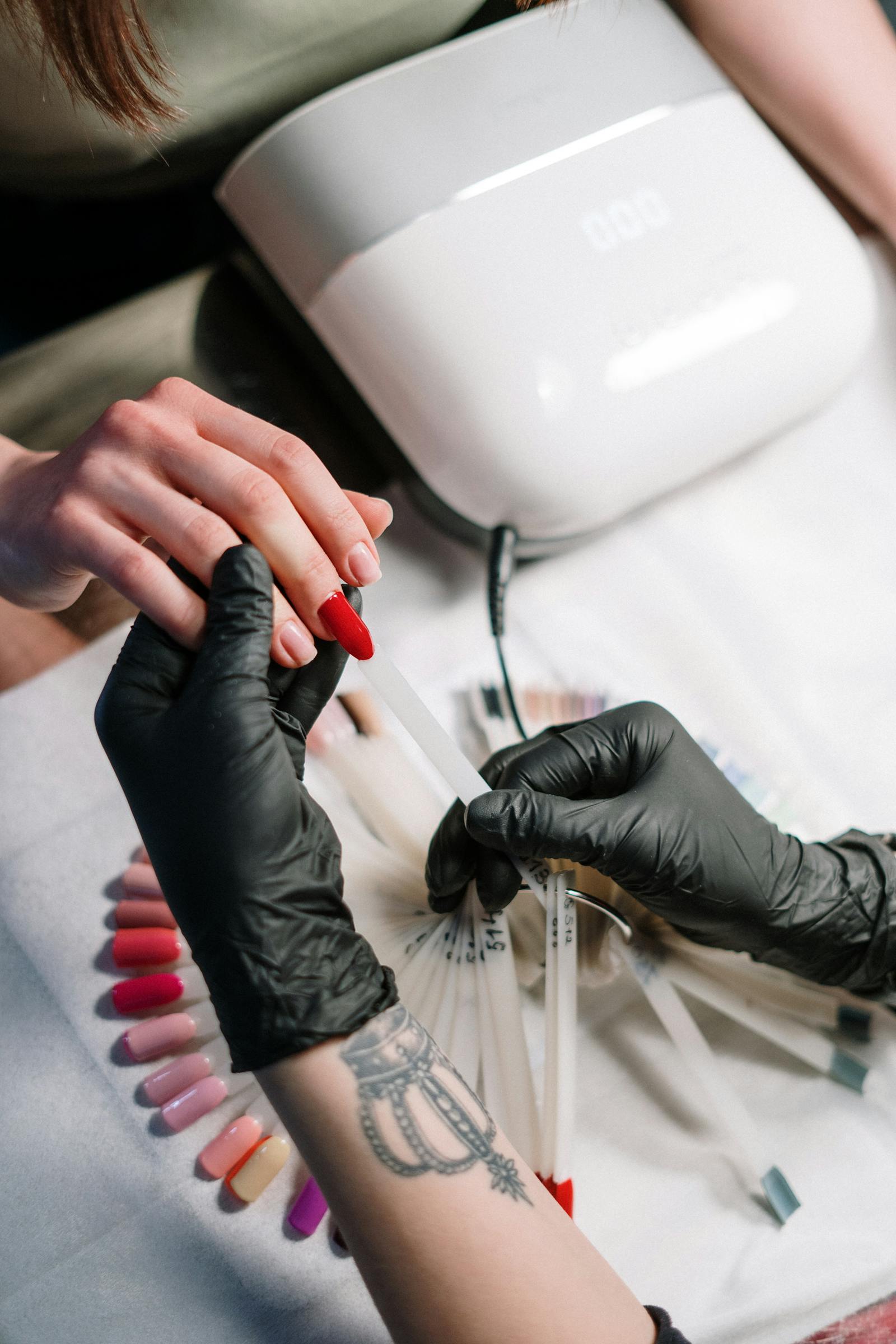 Manicure hybrydowy i stylizacja paznokci — Nemezis Syców